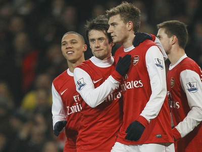 Nicklas Bendtner s hráčmi Arsenalu