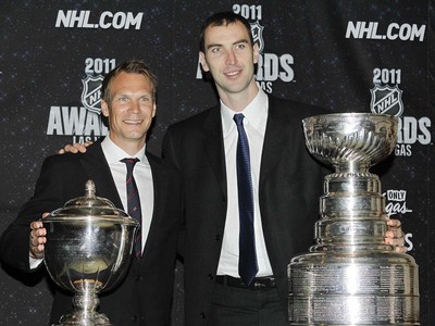 Nicklas Lidström s Norrisovou trofejou a Zdeno Chára so Stanley Cupom