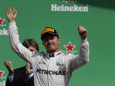 Nico Rosberg a jeho oslavy na pódiu