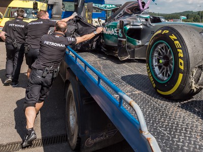Nico Rosberg aj napriek nehode v obrovskej rýchlosti ovládol obidva tréningy v Spa