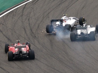 Felipe Massa a Nico Rosberg a ich kolízia v prvej zákrute VC Číny. Z víťazstva sa tešil Hamilton