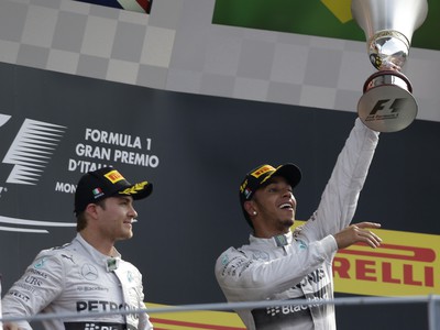 Lewis Hamilton a Nico Rosberg a ich oslavy na pódiu