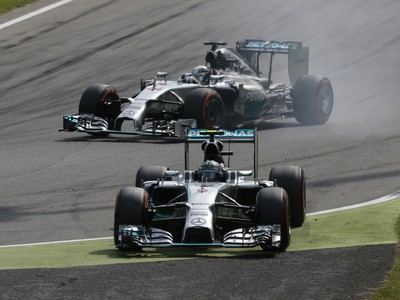 Nico Rosberg po chybe púšťa pred seba tímového kolegu Lewisa Hamiltona