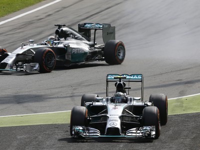 Nico Rosberg po chybe púšťa pred seba tímového kolegu Lewisa Hamiltona