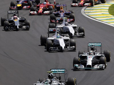 V popredí Nico Rosberg a tímový kolega Lewis Hamilton