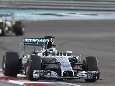 Lewis Hamilton, v pozadí Nico Rosberg