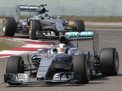 Lewis Hamilton a v pozadí Nico Rosberg počas VC Číny