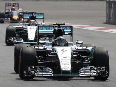 Nico Rosberg pred Lewisom Hamiltonom a Daniilom Kvyatom