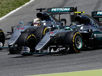 Jazdci Mercedesu Lewis Hamilton a Nico Rosberg