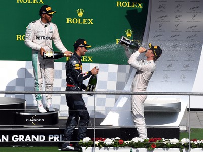 Nico Rosberg, Lewis Hamilton (vľavo) a Daniel Ricciardo (v strede) a ich pódiové oslavy
