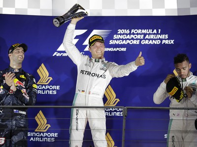 Nico Rosberg (v strede)