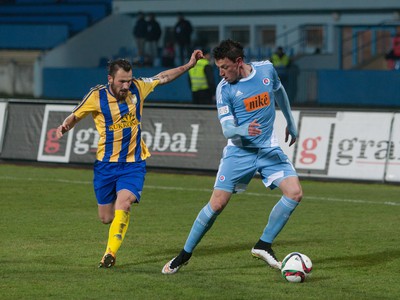 Momentka zo zápasu Slovana s Dunajskou Stredou: Nicolas Gorosito (vpravo) a Erik Ujlaky