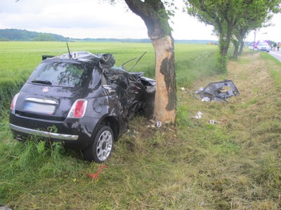 Automobil vpálil do stromu. Nicolas Šumský skončil v nemocnici, jeho priateľka zomrela.