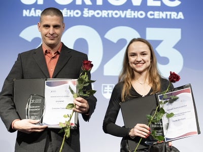 Na snímke vpravo boxerka Nicole Ďuríková a jej tréner Svätoslav Todor počas slávnostného odovzdávania ocenení Športovec NŠC 2023