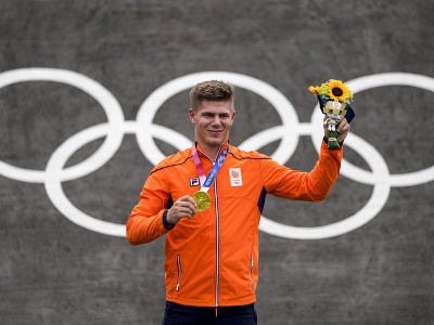 Holanďan Niek Kimmann sa teší zo zisku zlatej medaily v cyklistických pretekoch BMX