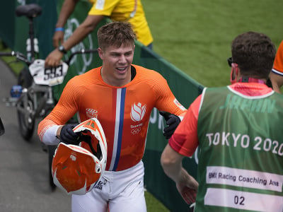 Holanďan Niek Kimmann sa teší zo zisku zlatej medaily v cyklistických pretekoch BMX