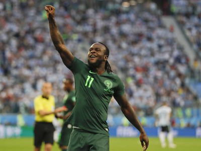Nigérijský futbalista Victor Moses sa teší po strelení vyrovnávajúceho gólu