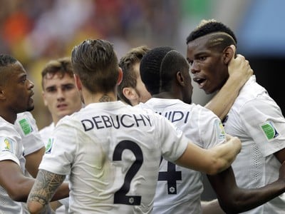 Paul Pogba (vpravo) so spoluhráčmi oslavuje úvodný gól Francúzska