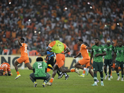 Sklamaní hráči Nigérie a oslavujúce Pobrežie Slonoviny