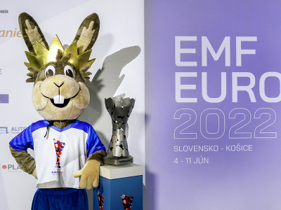 Maskot Niko s trofejou pre víťaza počas tlačovej konferencie k Majstrovstvám Európy v malom futbale EMF EURO 2022