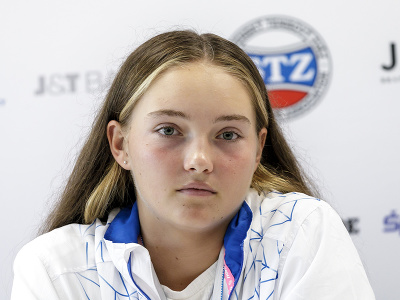 Na snímke slovenská tenistka Nikola Daubnerová sedí počas tlačovej konferencie Slovenského tenisového zväzu (STZ) v Bratislave v pondelok 25. júla 2022.