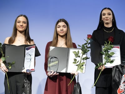 Na snímke karatistky zľava Nina Kvasnicová, Lucia Mrázová a Sára Krivdová počas slávnostného odovzdávania ocenení Športovec NŠC 2023
