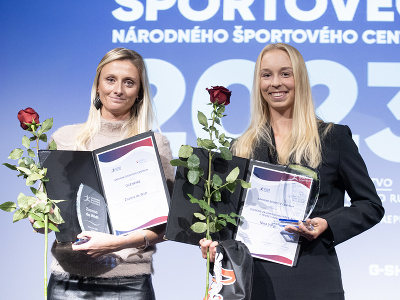 Na snímke tenistka Nina Vargová (vpravo) a jej trénerka Zuzana De Widt počas slávnostného odovzdávania ocenení Športovec NŠC 2023 v priestoroch Slovenského olympijského a športového múzea
