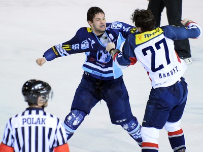 Martin Bača a Kevin Harvey v pästnom súboji