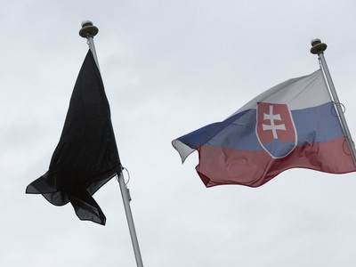 Na snímke čierna zástava, ktorú vyvesili pred Úradom vlády SR v Bratislave v súvislosti s tragickou nehodou autobusu s nákladným autom, ku ktorej došlo pri obci Malanta neďaleko Nitry