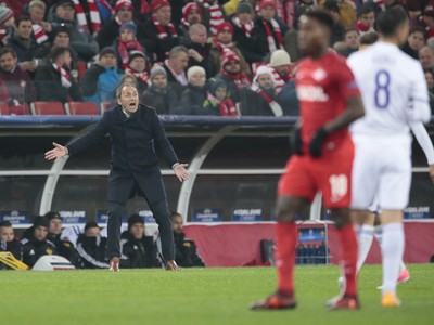 Na snímke vľavo tréner Maribora Darko Milanič