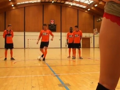 Hráči v Belgicku si svoje strelecké zručnosti otestovali na dievčatách v nohavičkách