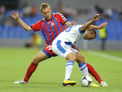 Jan Kalabiška (vľavo) a hráč maďarského MTK Budapešť Norbert Konyves z MTK