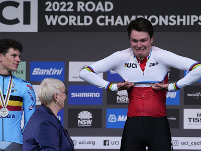 Nórsky cyklista Søren Wærenskjold oslavuje zisk titulu majstra sveta do 23 rokov v časovke