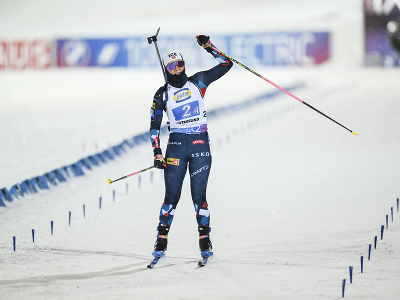 Na snímke nórska biatlonistka Karoline Offigstad Knottenová sa teší v cieli počas štafety na 4x6 km na Svetovom pohári vo švédskom Östersunde