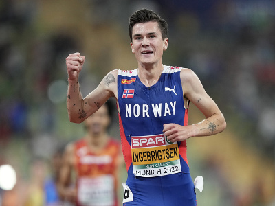 Nórsky bežec Jakob Ingebrigsten dobieha do cieľa na 5000 m ako prvý a získava tak titul európskeho šampióna