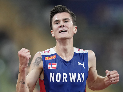 Nórsky bežec Jakob Ingebrigsten dobieha do cieľa na 5000 m ako prvý a získava tak titul európskeho šampióna