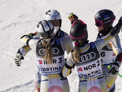 Nórski lyžiari sa radujú zo zlata