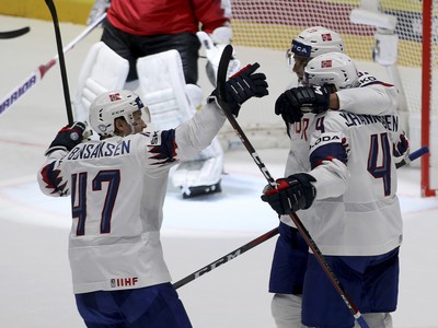Nórski hokejisti sa tešia z gólu v zápase základnej B-skupiny Rakúsko - Nórsko