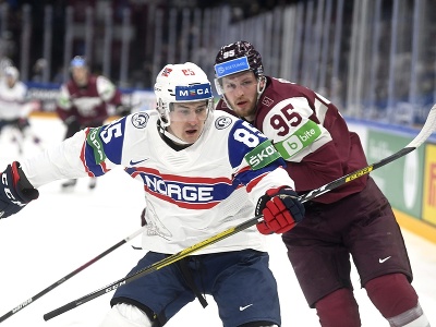 Na snímke zľava hráč Nórska Michael Haga a hráč Lotyšska Oskars Batna v súboji