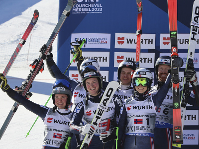 Lyžiarsky tím Nórska oslavuje zisk striebornej medaily na MS v lyžovaní