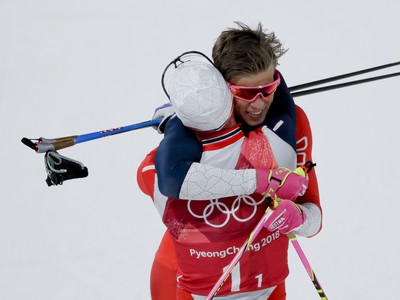 Nórski bežci na lyžiach Martin Johnsrud Sundby (vľavo) a Johannes Hösflot Klaebo sa tešia po zisku zlatých medailí