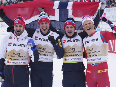 Nórska štafeta mužov oslavuje triumf na MS v Planici