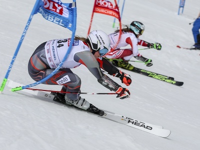 Na snímke Nórka Maria Therese Tvibergová (vľavo) a Rakúšanka Ricarda Haaserová vo finálových pretekoch tímovej paralelky Svetového pohára alpských lyžiarok a lyžiarov vo francúzskom stredisku Courchevel/Meribel