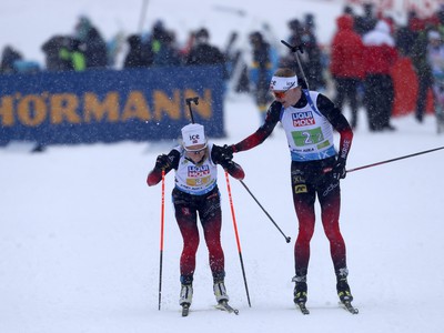 Na snímke nórska štafeta, vpravo Johannes Thingnes Bö a vľavo Tiril Eckhoffová počas odovzdávky v mixe štafiet na 4x7,5 km na MS v biatlone v slovinskej Pokljuke