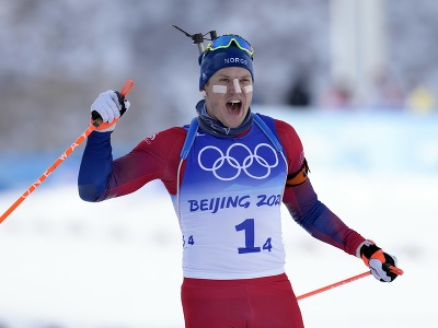Na snímke nórsky biatlonista Vetle Sjaastad Christiansen sa teší v cieli počas štafety mužov na 4x7,5 km v stredisku Čang-ťia-kchou na ZOH 2022 v Pekingu