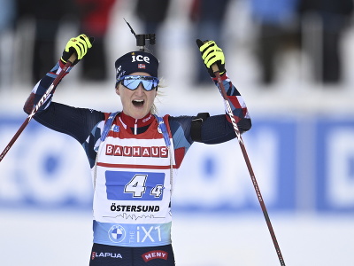 Nórska biatlonistka Marte Olsbuová Roeiselandová víťazí v štafete žien na 4x6 km Svetového pohára v biatlone v Östersunde