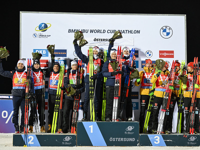  Na snímke uprostred nórski biatlonisti Endre Strömsheim, Tarjei Bö, Johannes Thingnes Bö a Vetle Sjästad Christiansen zvíťazili v štafete na 4x7,5 km na Svetovom pohári vo švédskom Östersunde 