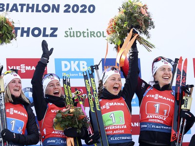 Nórske biatlonistky, zľava Marte Olsbu Röiselandová, Tiril Eckhoffová, Ingrid Landmarková Tandrevoldová a Synnove Solemdalová sa tešia na pódiu z víťazstva v štafete žien 