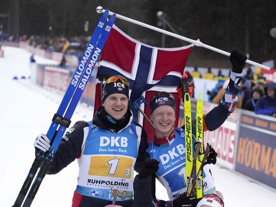 Nórska štafeta v zložení Sturla Holm Lägreid, Tarjei Bö, Vetle Sjaastad Christiansen a Johannes Thingnes Bö sa teší z víťazstva v štafete mužov na 4x7,5 km na podujatí 5. kola Svetového pohára v biatlone