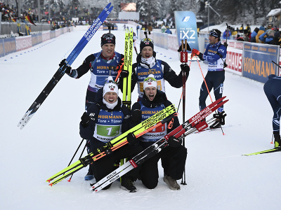 Na snímke nórske kvarteto Sturla Holm Lägreid, Johannes Dale-Skjevdal, Tarjei Bö a Vetle Sjaastad Christiansen sa raduje z víťazstva v štafete mužov na 4x7,5 km v rámci 5. kola Svetového pohára v nemeckom Ruhpoldingu